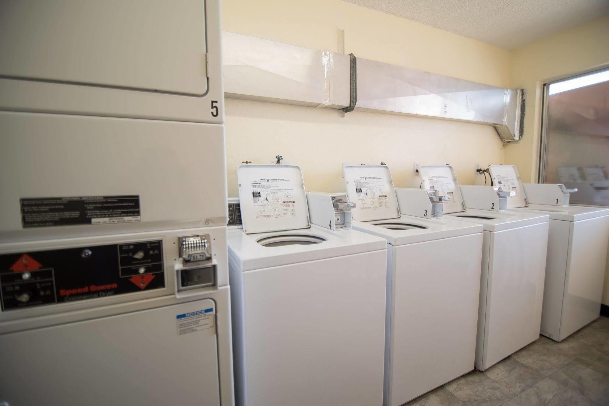 Motel 8 Rock Springs Bagian luar foto