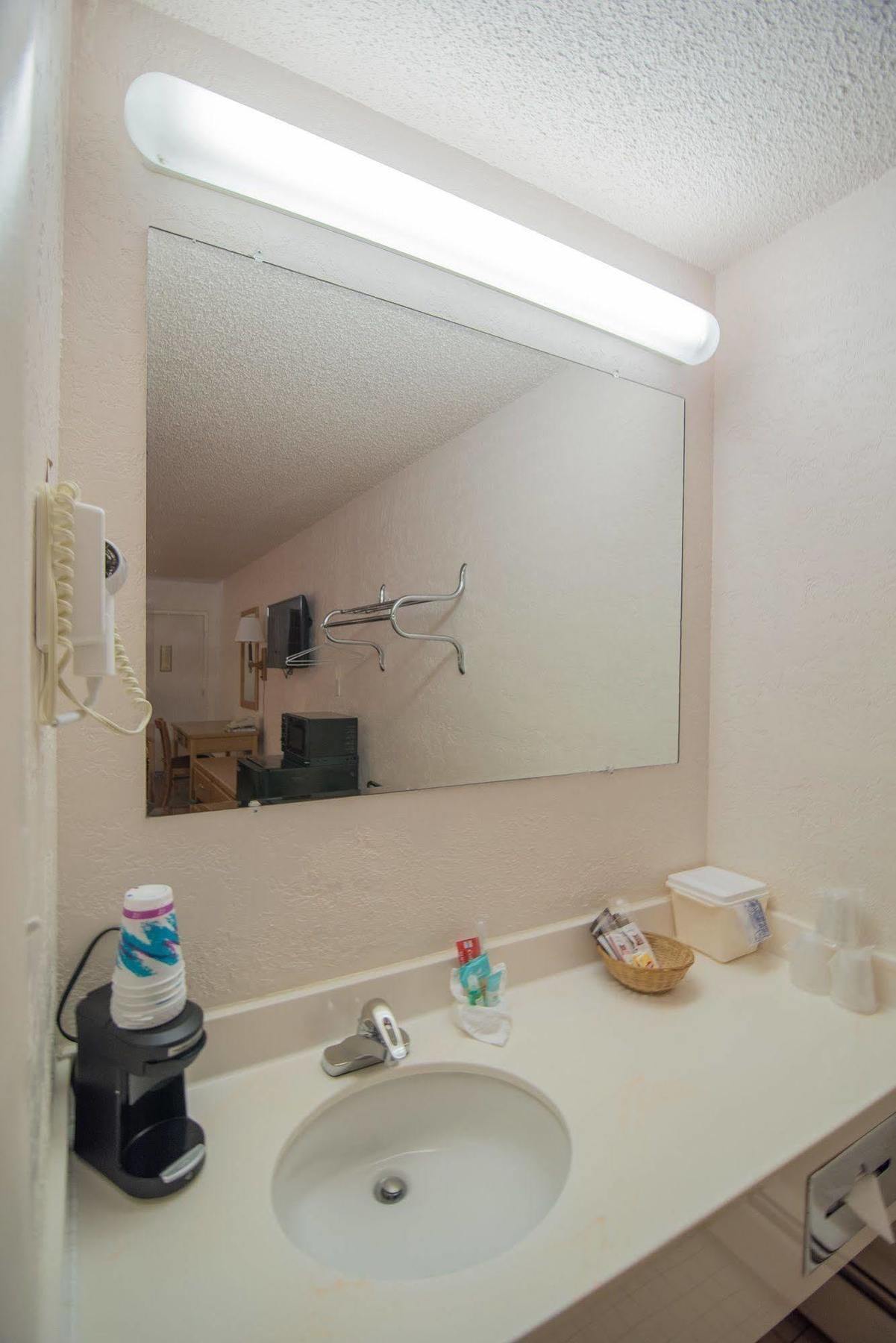 Motel 8 Rock Springs Bagian luar foto