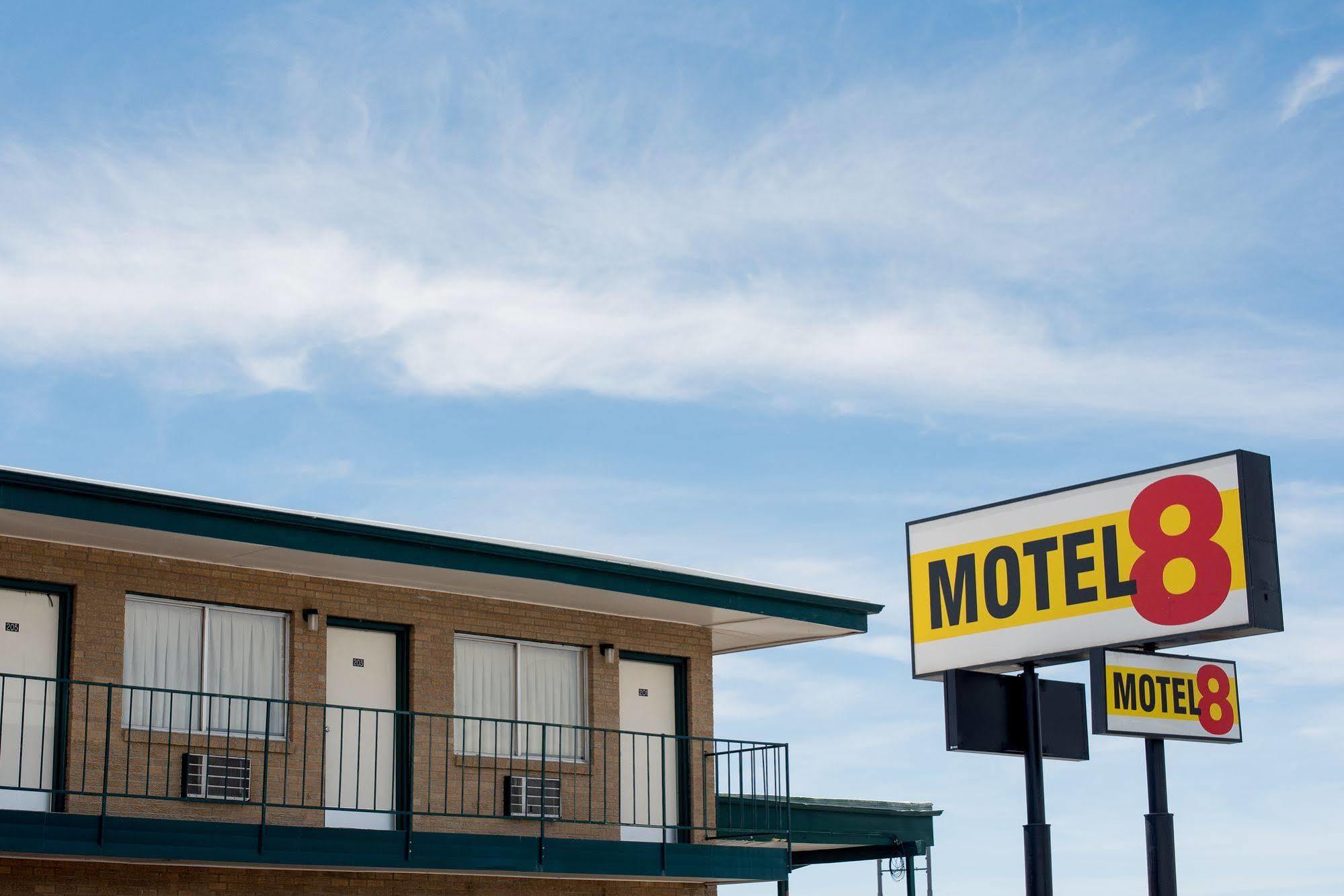 Motel 8 Rock Springs Bagian luar foto